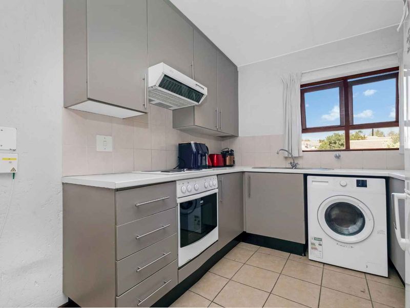 LIGHT 1 BEDROOM FIRST FLOOR APARTMENT FOR SALE IN BROADACRES - Photo 3
