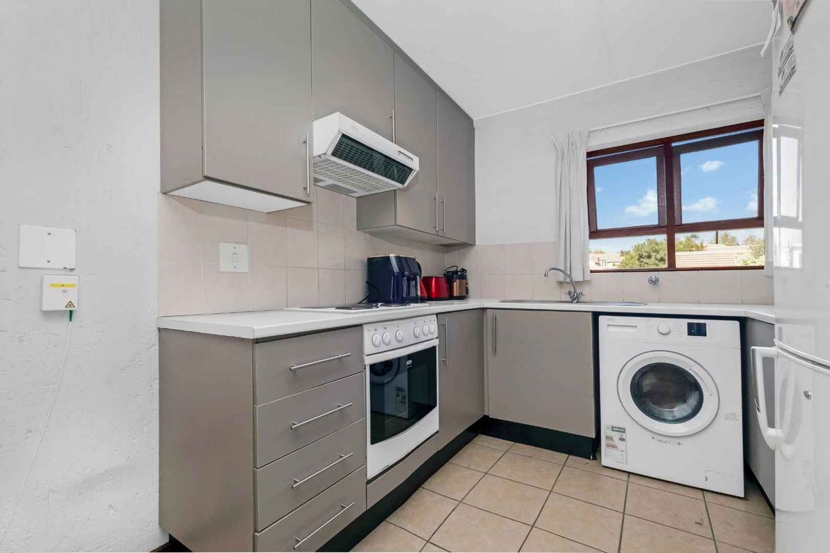 LIGHT 1 BEDROOM FIRST FLOOR APARTMENT FOR SALE IN BROADACRES - Photo 3