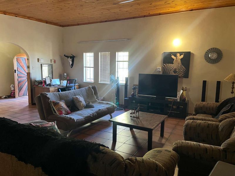 Small holding just outside Kakamas with lovely, spacious family home - Photo 3