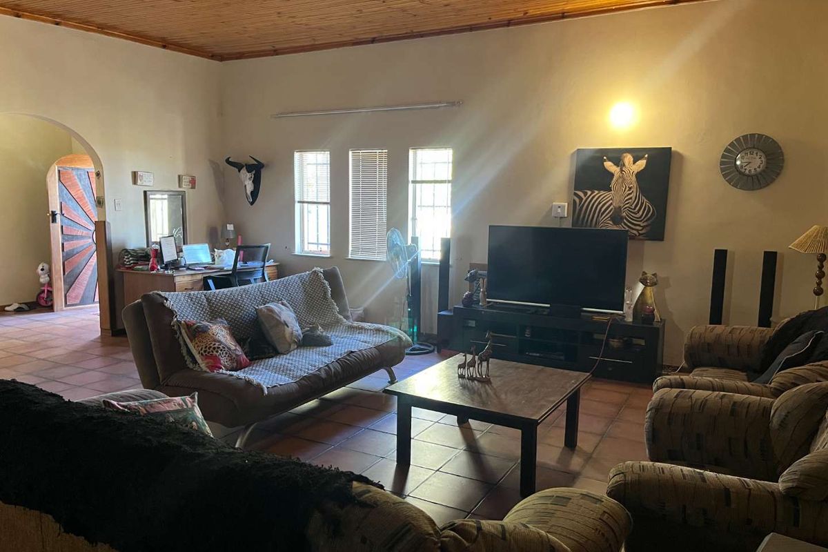 Small holding just outside Kakamas with lovely, spacious family home - Photo 3