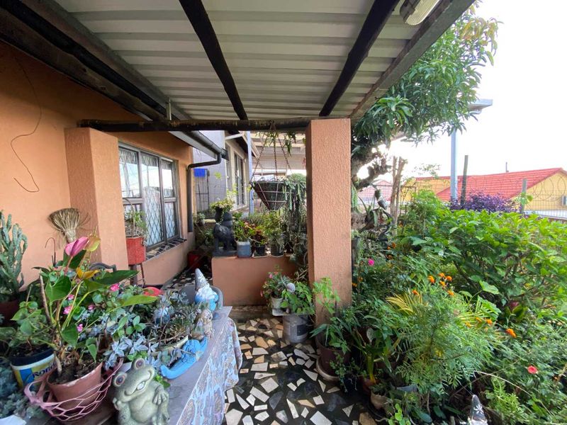 Stylish Freestanding Home in Newlands West – Tranquil Setting with Lush Gardens & Prime Convenience - Photo 3