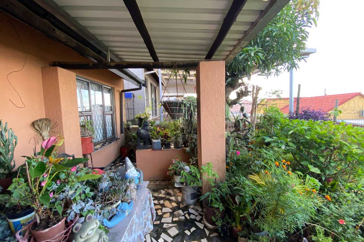 Stylish Freestanding Home in Newlands West – Tranquil Setting with Lush Gardens & Prime Convenience - Photo 3