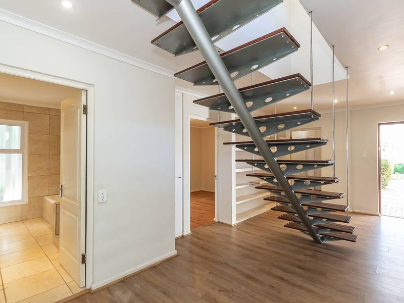 5 Bedroom house with granny flat for sale in Marina Da Gama - Photo 3