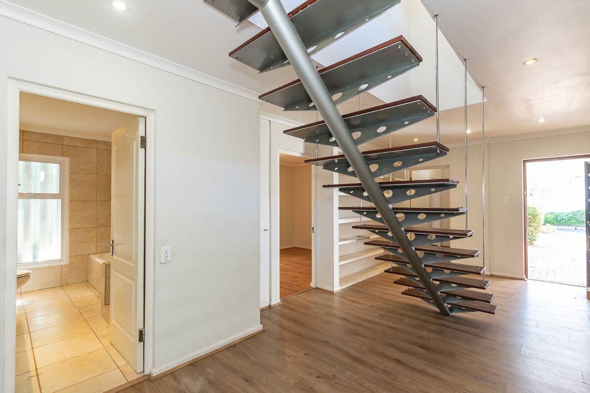 5 Bedroom house with granny flat for sale in Marina Da Gama - Photo 3