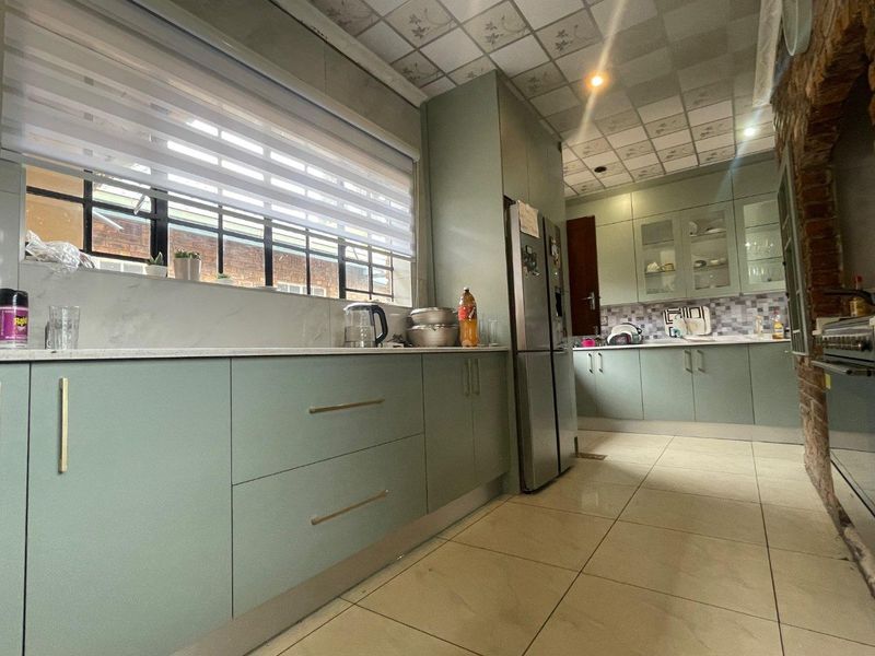 EXCEPTIONAL 5BEDROOM FAMILY HOME WITH 3POTENTIAL INCOME-GENERATING COTTAGES FOR SALE IN SUNWARD PARK - Photo 6