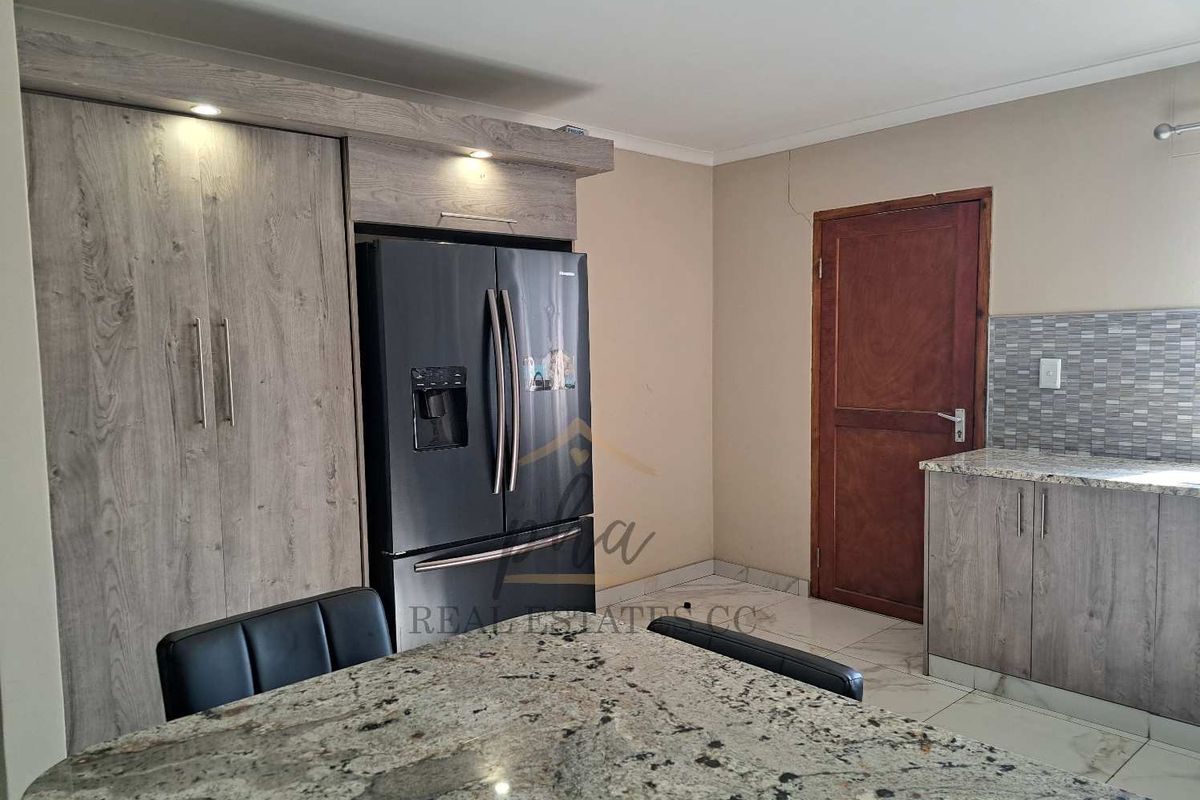 Spacious 4 bedr Family home situated near the lagoon in Meersig, Walvis Bay selling for N$2 615 000.00 - Photo 3