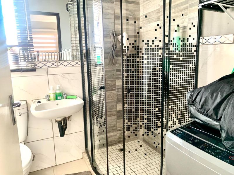 Comfortable-2 bedroom house in Raceway Park - Photo 7