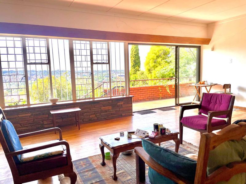 **Private, Hidden away, North-facing 6-Bedroom Family Home with Spectacular Views of Union Building and Loftus in Muckleneuk - House to Renovate** - Photo 3