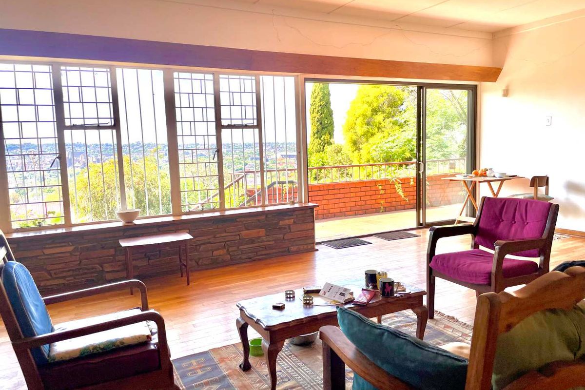 **Private, Hidden away, North-facing 6-Bedroom Family Home with Spectacular Views of Union Building and Loftus in Muckleneuk - House to Renovate** - Photo 3