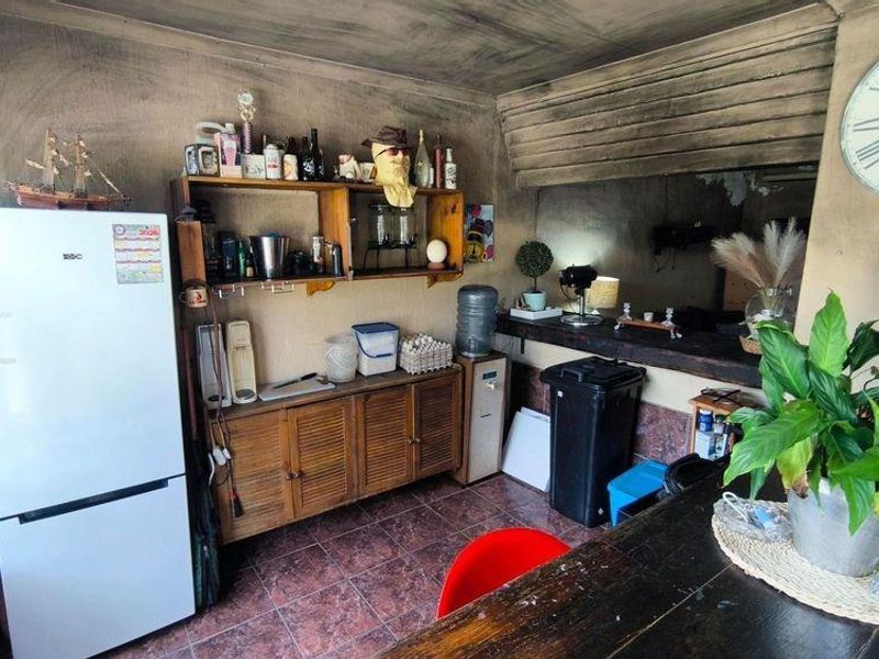 Expansive 4-Bedroom Family Haven with Premier Entertaining Spaces - Photo 2