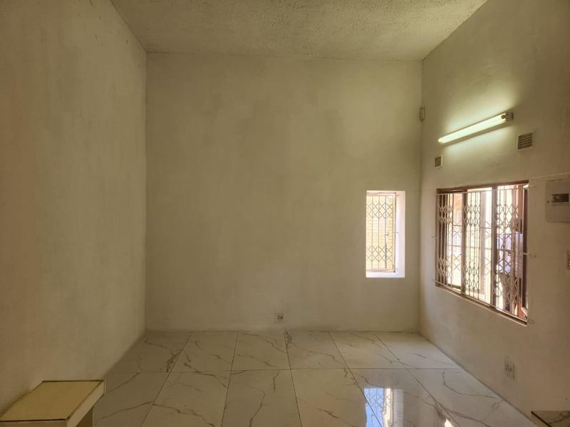 SHALLCROSS-CROSSMOOR BORDER: Studio unit with porcelain tiles throughout. - Photo 4