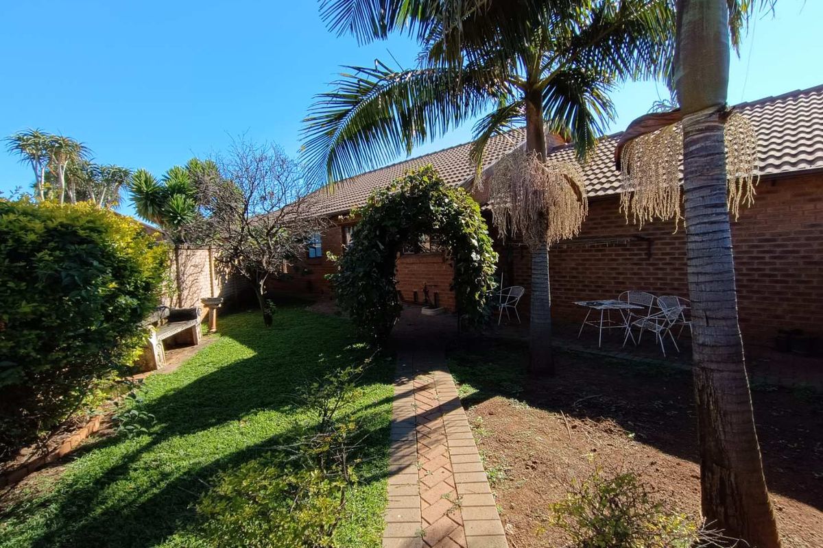 PRETORIA EAST - TOWNHOUSE - 2 LIVING AREAS - 3 BEDROOMS - 2 BATHROOMS - Photo 5