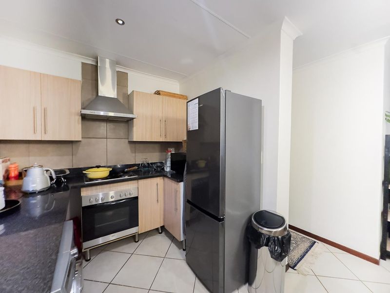 2 Bedroom Simplex with a Private Garden - Photo 9