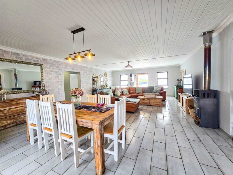 Spacious 6 bedroom family home with flatlet for sale in Stilbaai-Oos. - Photo 5
