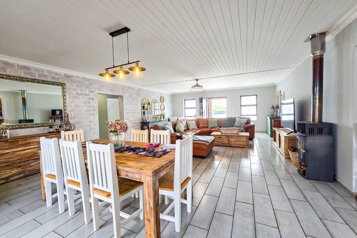Spacious 6 bedroom family home with flatlet for sale in Stilbaai-Oos. - Photo 5