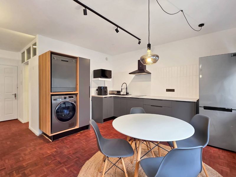 Chic Furnished Studio in City Centre – Move In Today! - Photo 4
