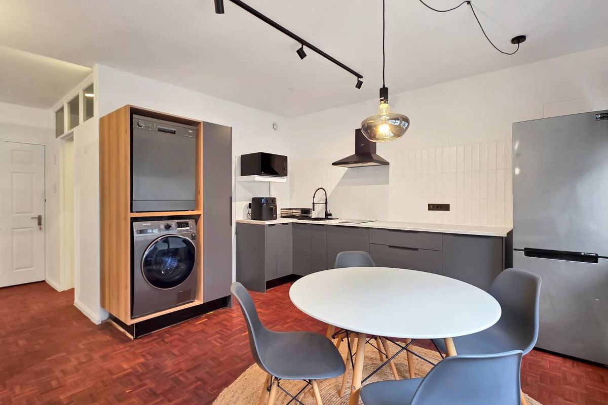 Chic Furnished Studio in City Centre – Move In Today! - Photo 4