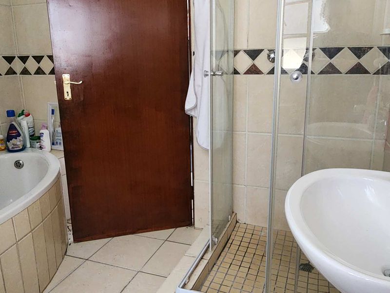 2 Bedroom Apartment For Sale in Heatherview - Photo 9