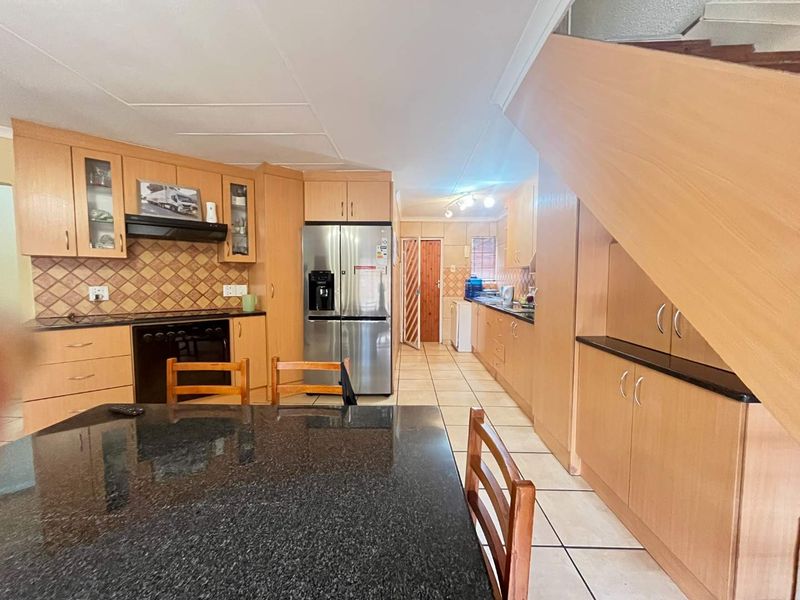 STUNNING FAMILY HOME - Photo 6