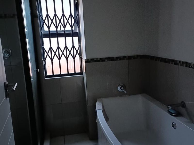 2 Bedroom Townhouse, perfect for investor/newly wed couple or a retiree/retired couple - Photo 9