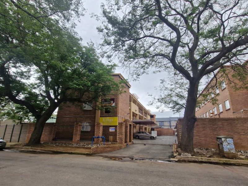 Modern 2-Bedroom Haven at The Kings: Style meets Central Convenience - Photo 2