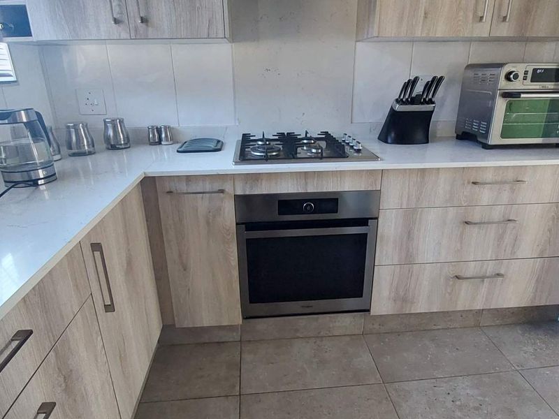 3 bedroom Entertainer with 2 bed Flat on Corner Stand - Photo 8