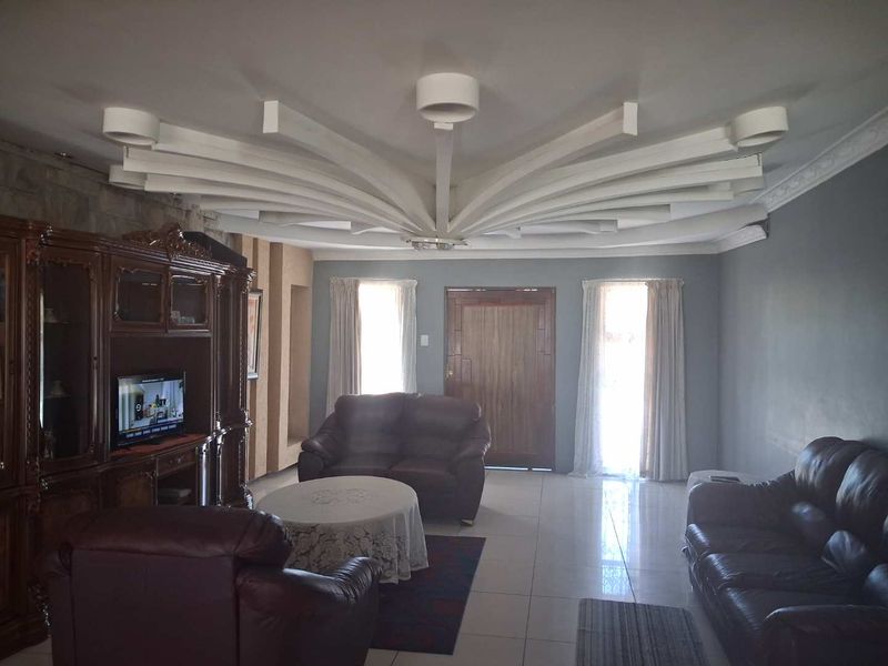 4 Bedroom House For Sale in Unitas Park - Photo 2