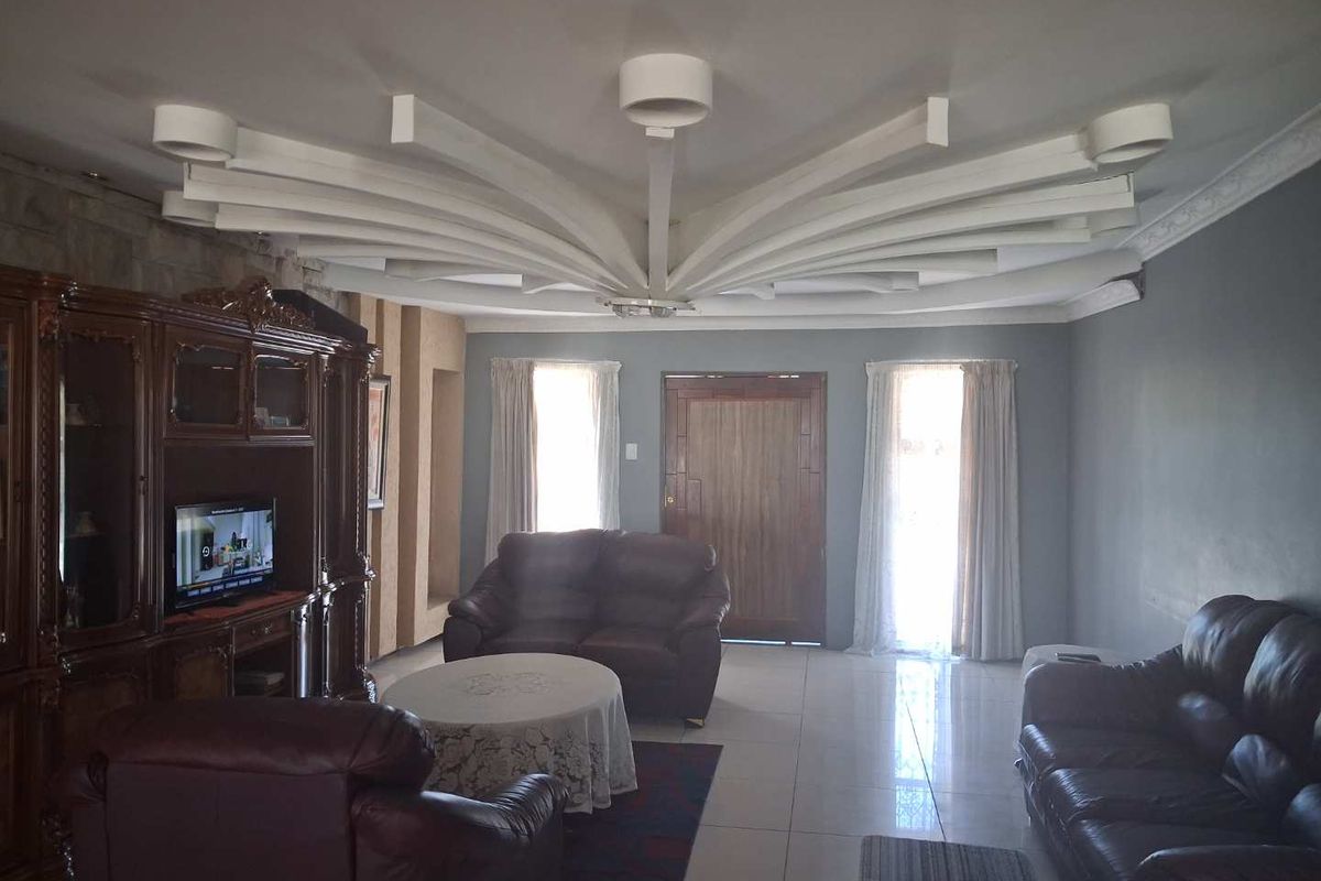 4 Bedroom House For Sale in Unitas Park - Photo 2