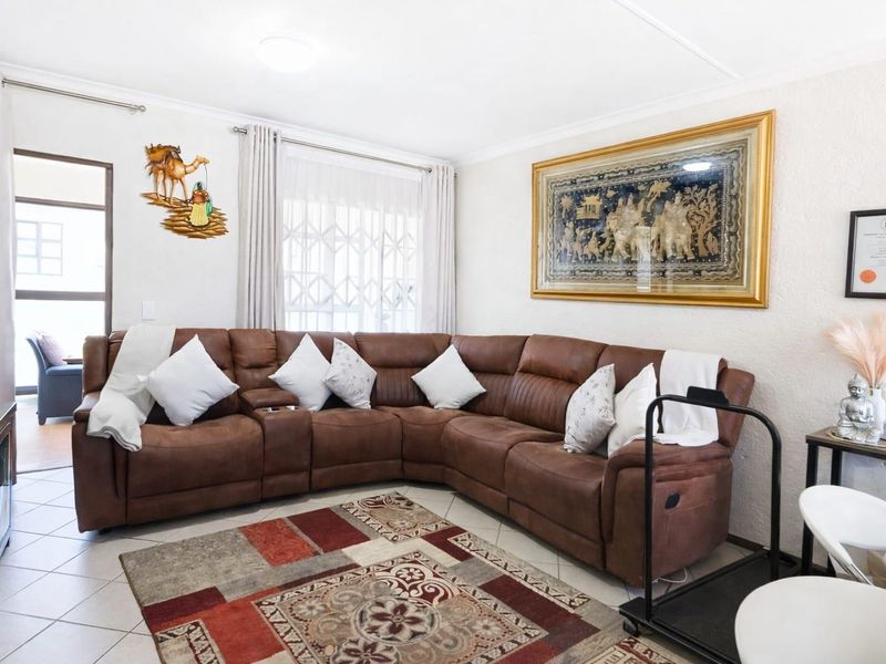 IMMACULATE RENOVATED UPSTAIRS UNIT - Photo 2