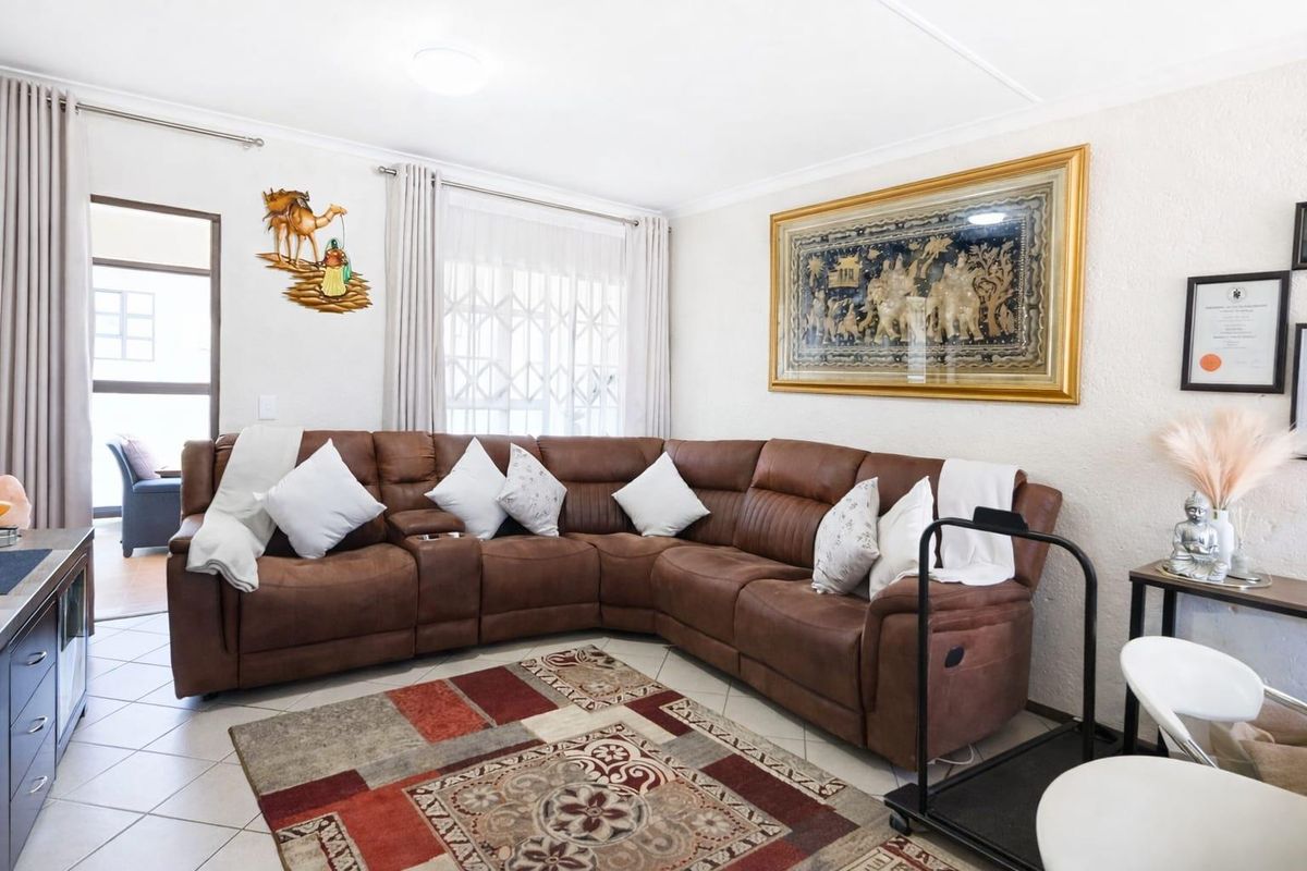 IMMACULATE RENOVATED UPSTAIRS UNIT - Photo 2