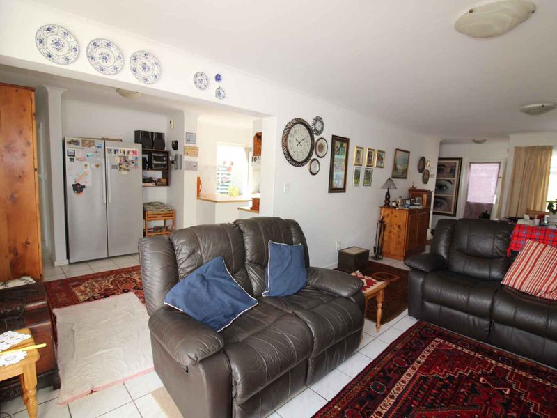 Well Maintained Townhouse - Photo 7