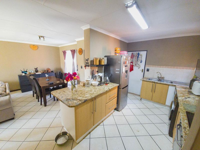 2 Bedroom Townhouse Available in Mooikloof Ridge - Photo 3