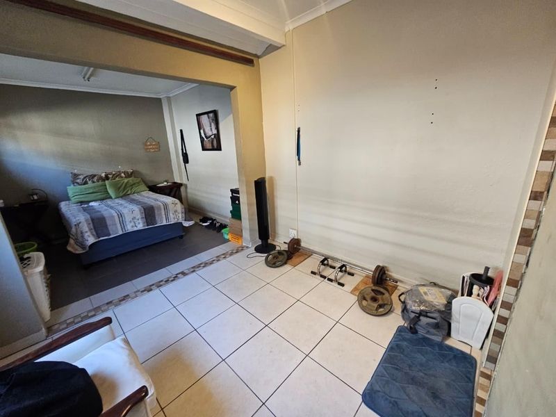 Four-Bedroom Family Home with Secure Parking in Austerville - Photo 9