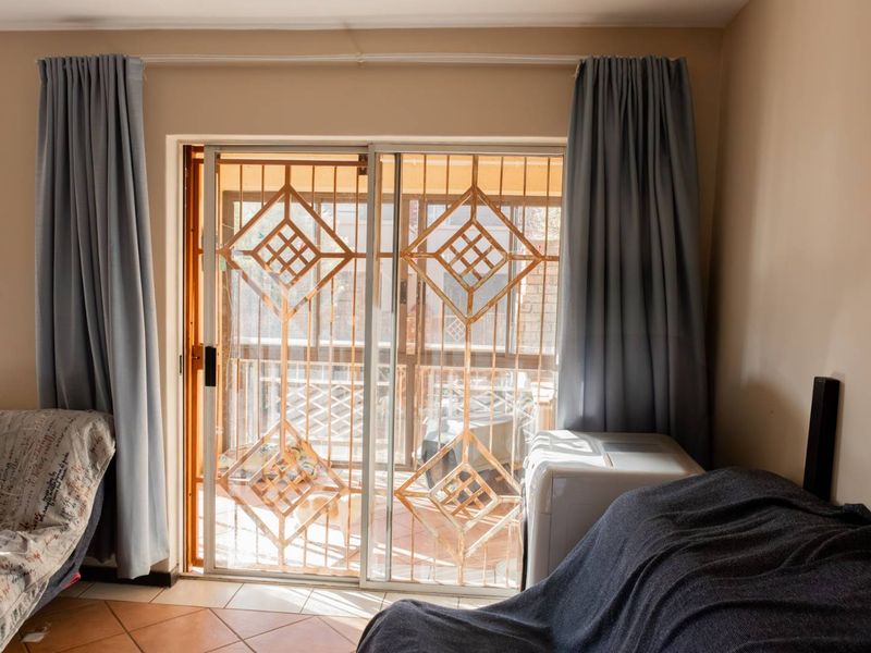 FOR SALE: 2-Bedroom Ground Floor Unit in Mooikloof Ridge - Photo 5