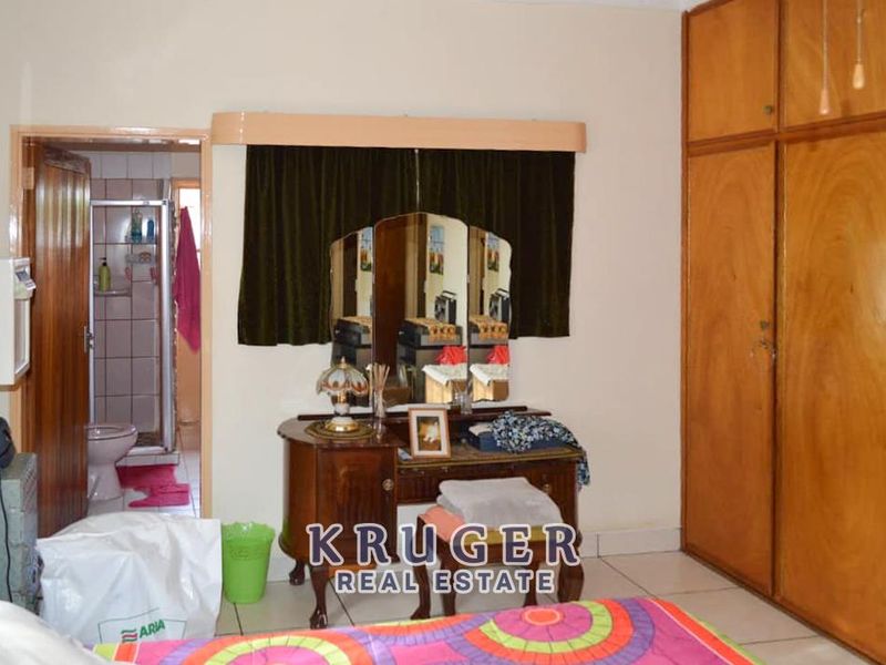 Vintage house for sale in Outjo with huge green gardens! - Photo 8