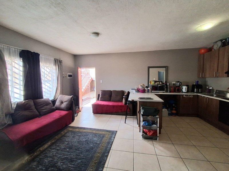 3 Bedroom Townhouse FOR SALE in Wanaheda - Photo 2