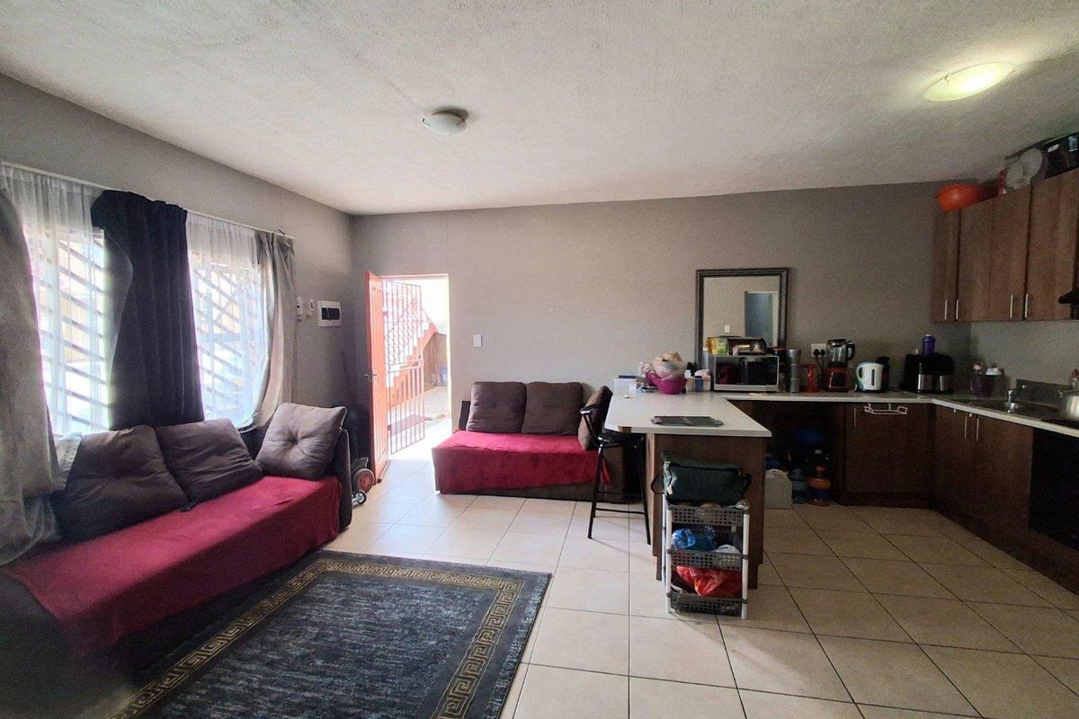 3 Bedroom Townhouse FOR SALE in Wanaheda - Photo 2