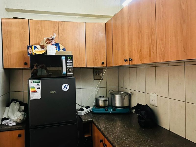 Stylish Bachelor Apartment with Stunning Harbour Views - Victoria Embankment, Durban - Photo 5