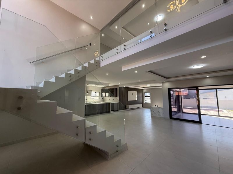 Meticulously crafted 4 bedroom 4 1/2 bathroom double-story residence - Photo 3