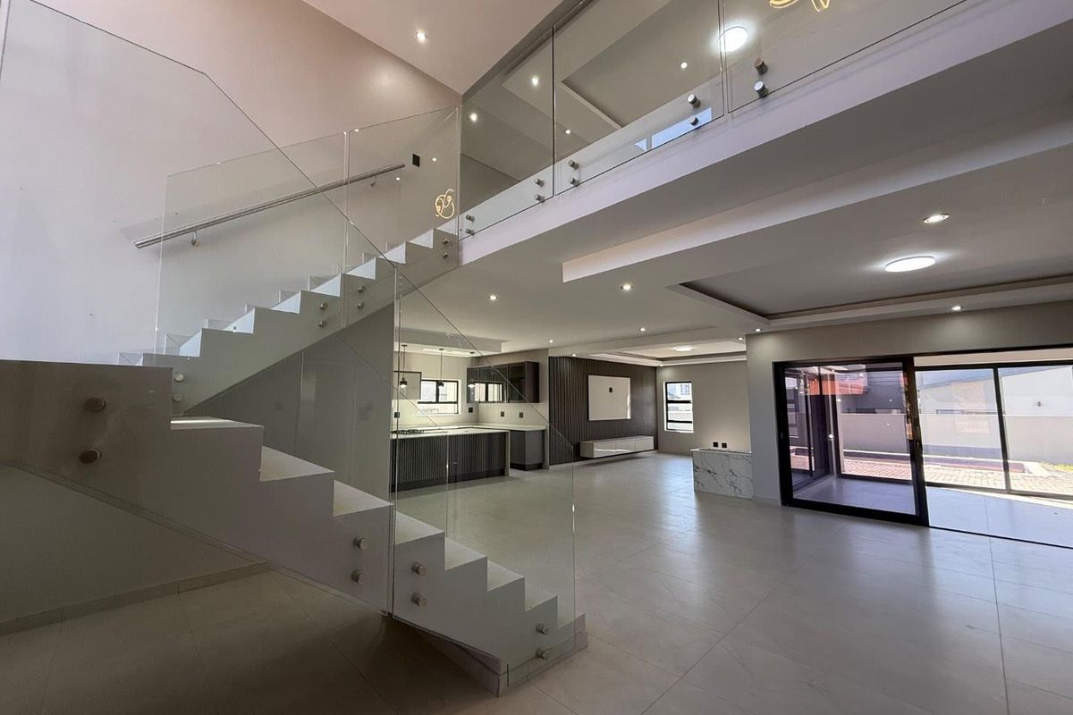 Meticulously crafted 4 bedroom 4 1/2 bathroom double-story residence - Photo 3