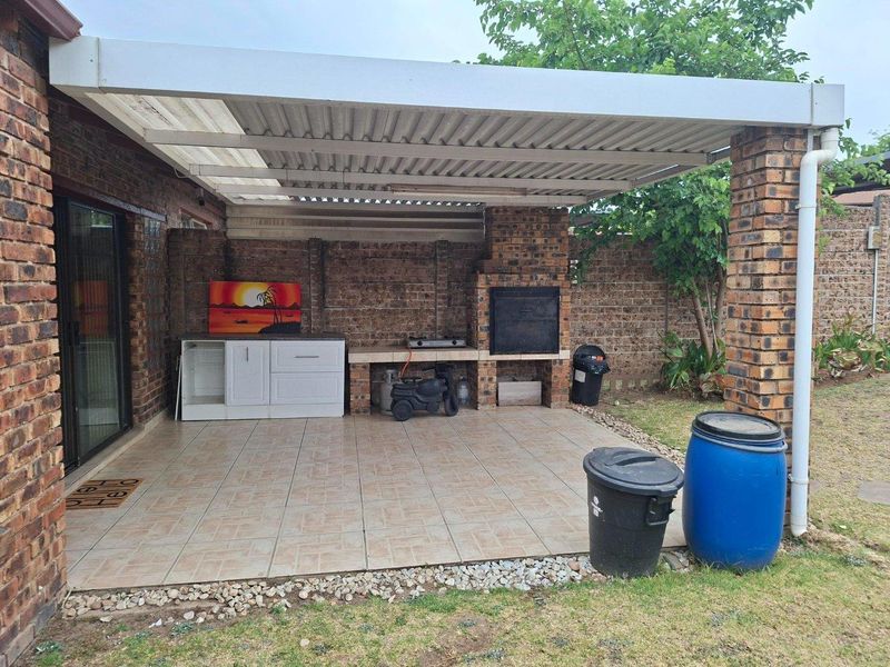 Simplex 3 Bedroom/2 Bathroom with lovely patio and braai area - Photo 4