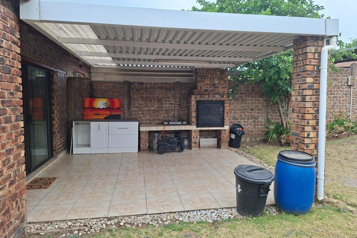 Simplex 3 Bedroom/2 Bathroom with lovely patio and braai area - Photo 4