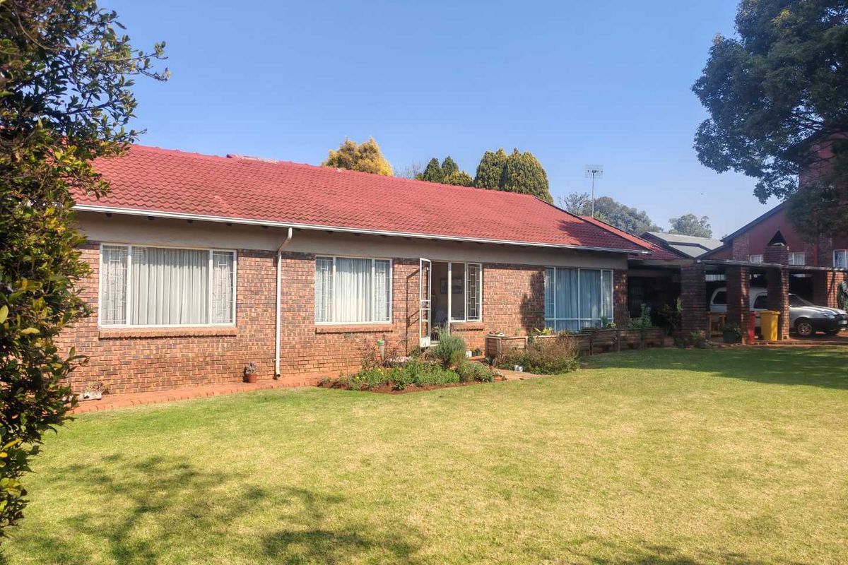 EXCLUSIVE MANDATE - LOVELY FAMILY HOME - CLOSE TO SCHOOLS - Photo 3