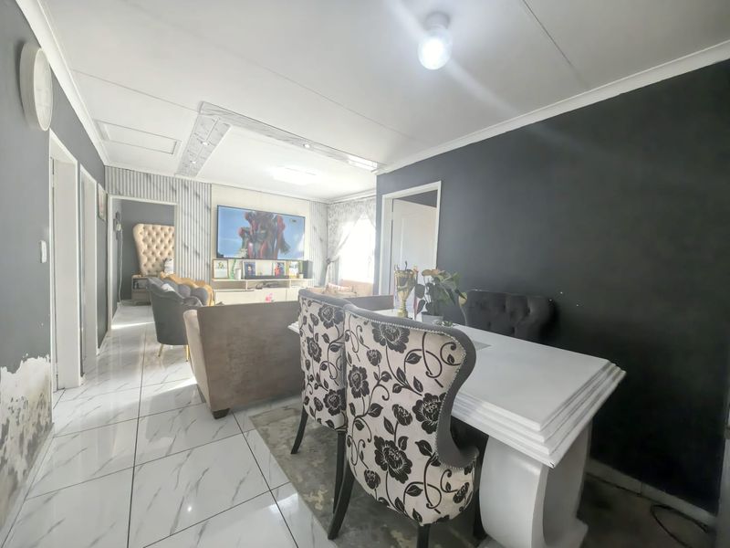 THREE BEDROOM HOME FOR SALE IN SPRINGS - Photo 6