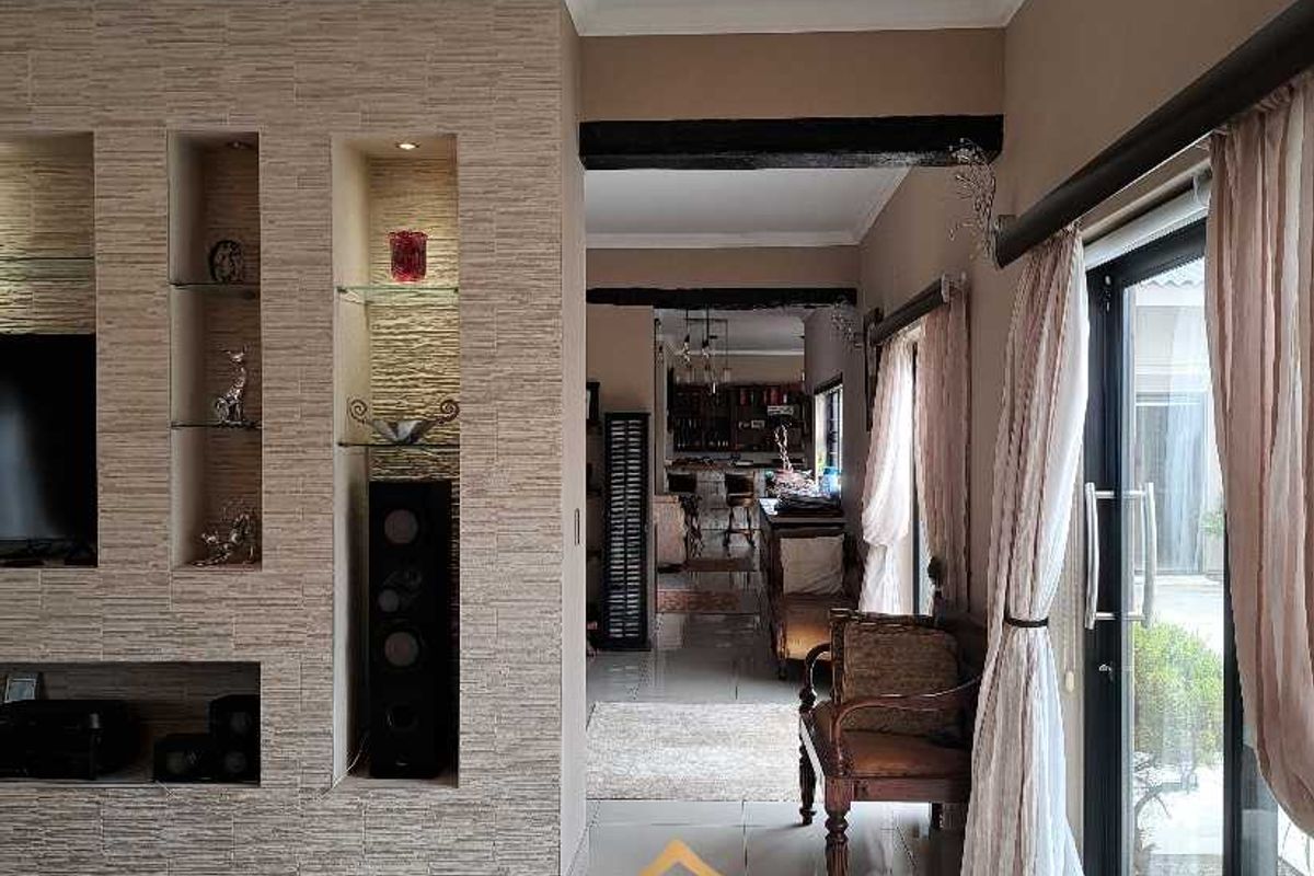 Entertainer’s DREAM!!! Immaculate 3 bedroom family home with swimming pool for sale in Walvis Bay - Photo 3