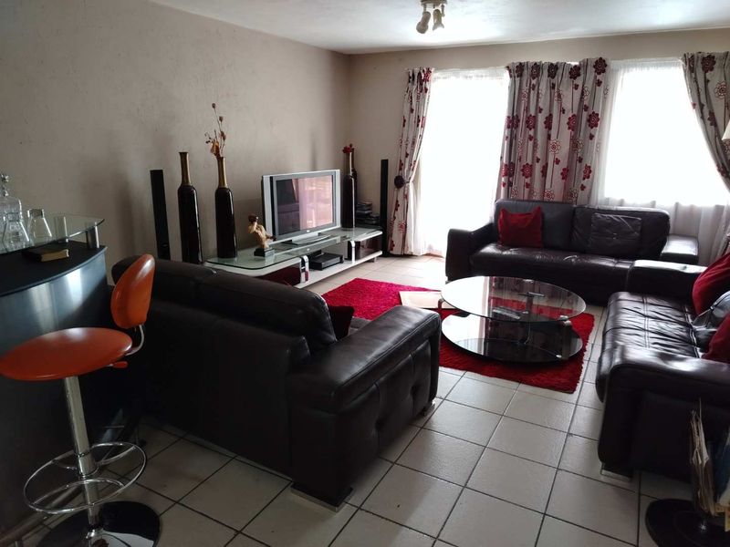 Beautifully renovated unit in Hillside Manor - Photo 6