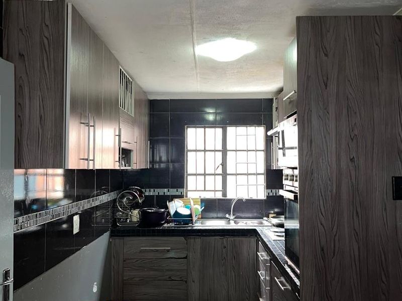 2-Bedroom Double Storey Freestanding House + 2 rooms outside( Income generating) - Photo 3