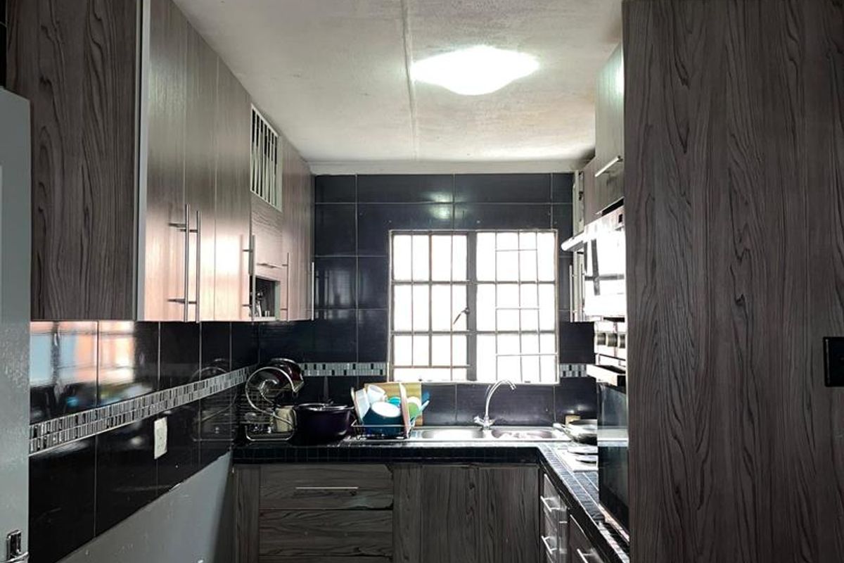 2-Bedroom Double Storey Freestanding House + 2 rooms outside( Income generating) - Photo 3