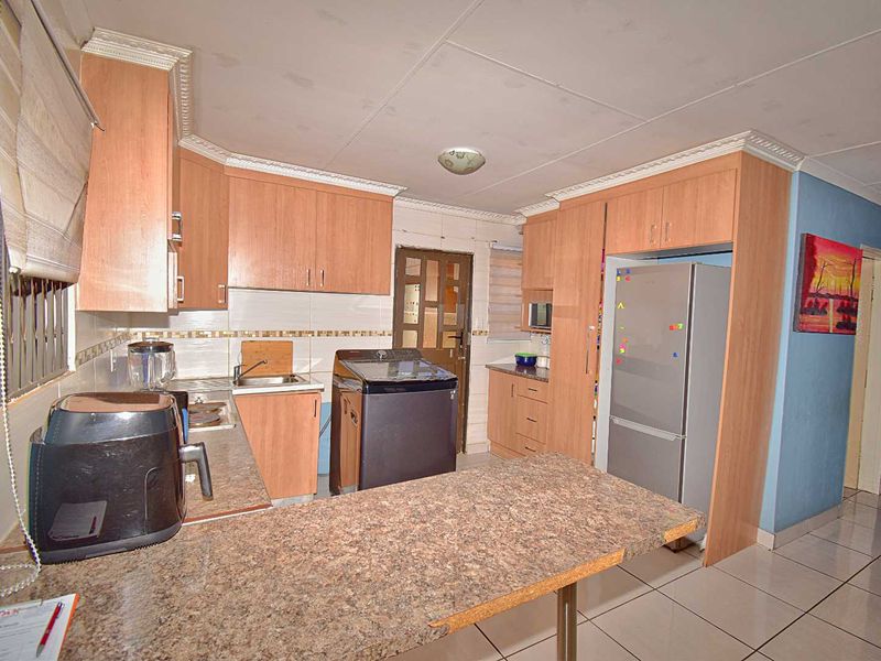 3 Bedroom, 2 Bathroom Home - Photo 4