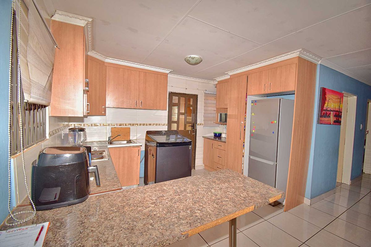 3 Bedroom, 2 Bathroom Home - Photo 4